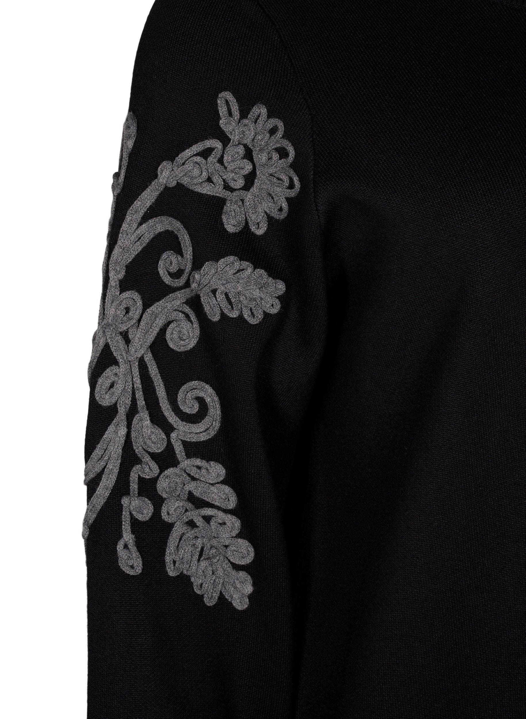 Strikkjole med broderidetaljer