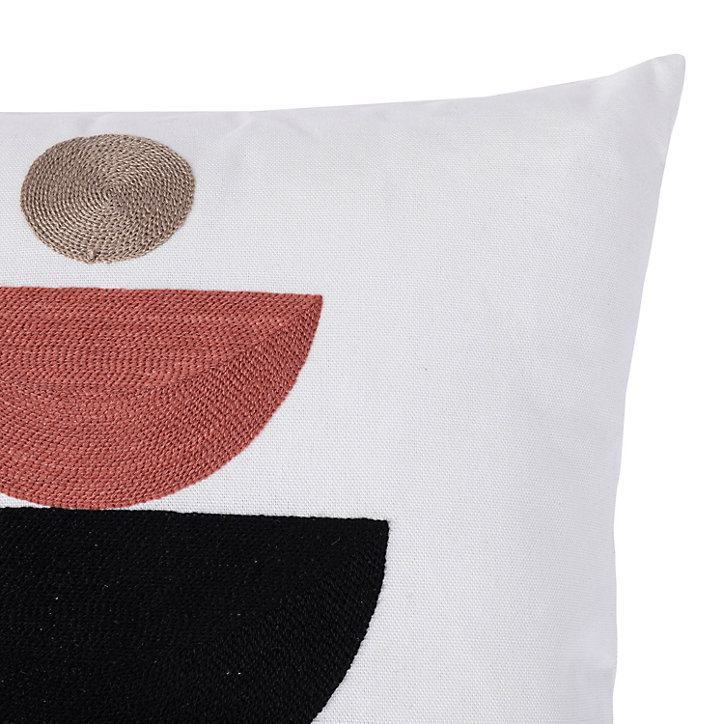 Coussin totem bridé GoodHome blanc rose L.45 x l.45 cm
