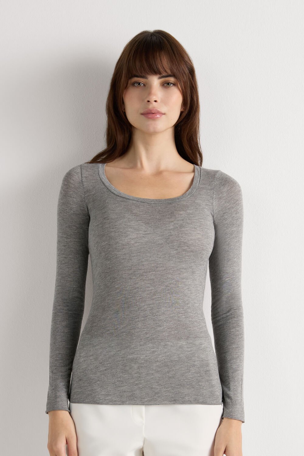 Blusa de manga comprida com decote redondo em modal ultraleve com cashmere.