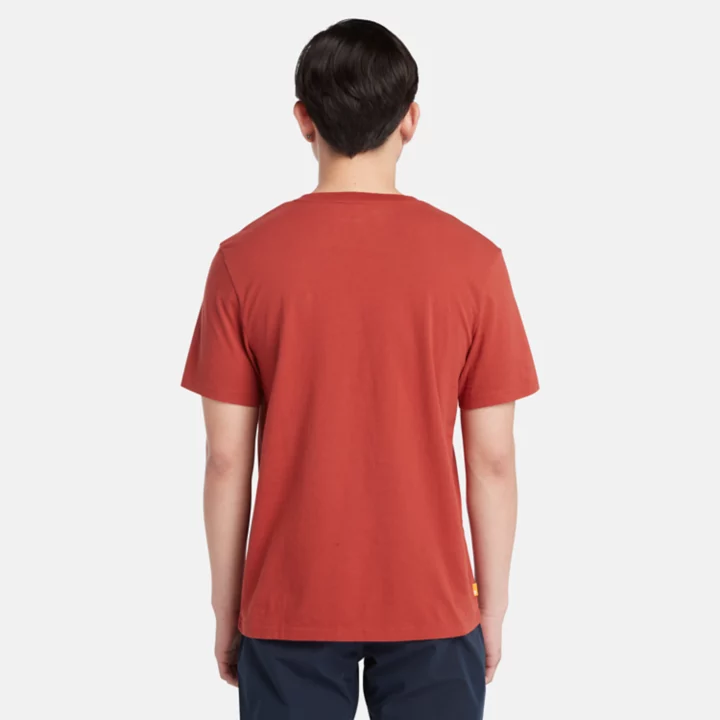 Camiseta masculina vermelha com estampa para atividades ao ar livre.