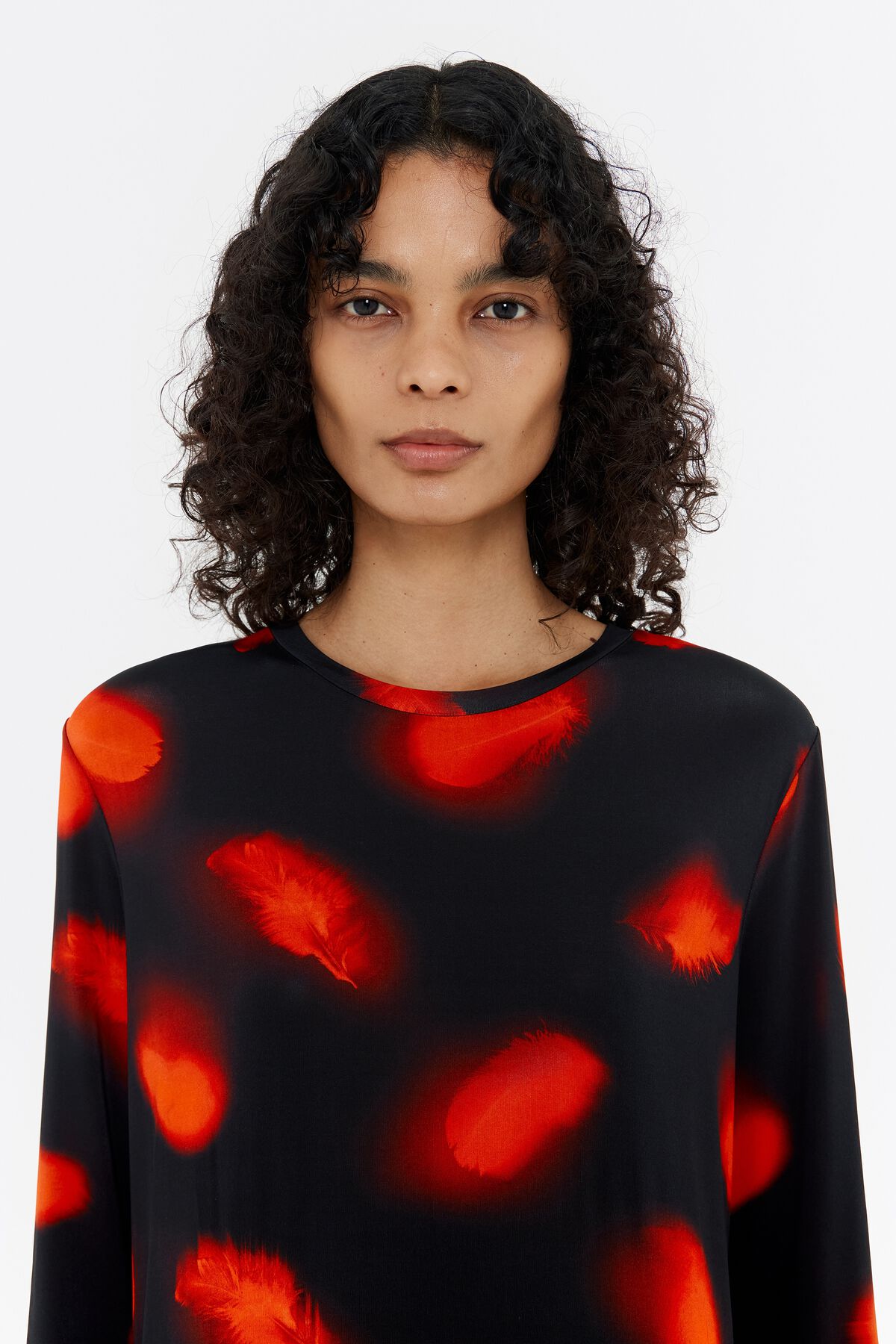 Vestido midi vermelho de viscose com penas.