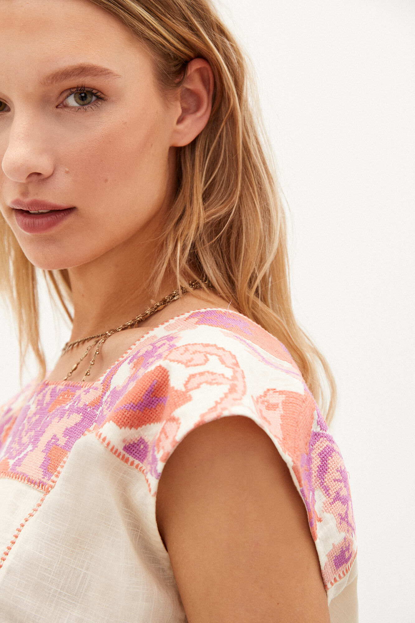 Irena. Blusa de algodão bordada - Bege