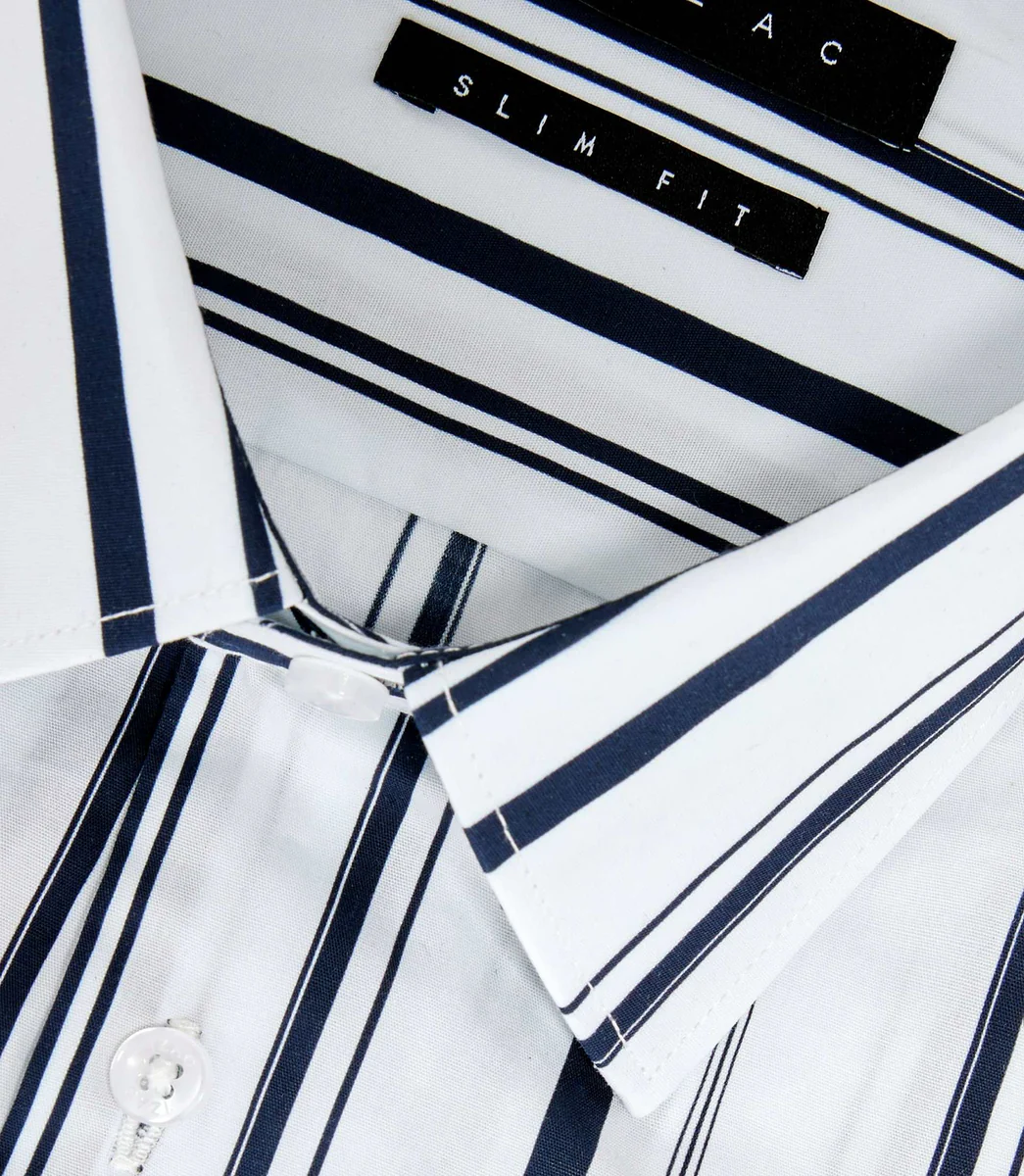 Chemise à rayures blanche et marine 