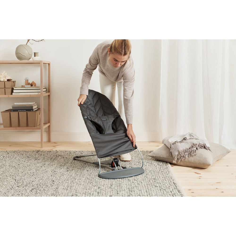 Køb BabyBjörn Anthracite Grey Skråstol Bliss - Vævet, Blomsterbladsquilt