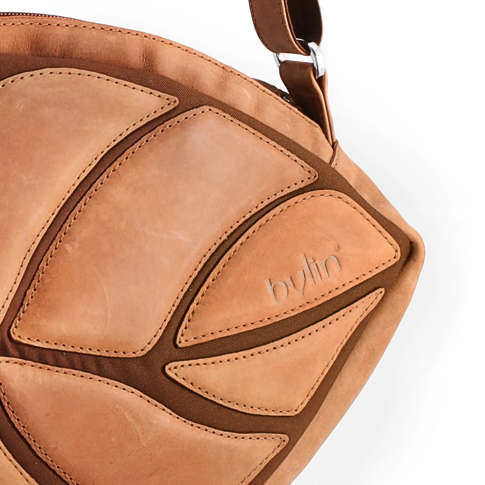 Daun Vintage Shine Leather Cognac On Brown Canvas