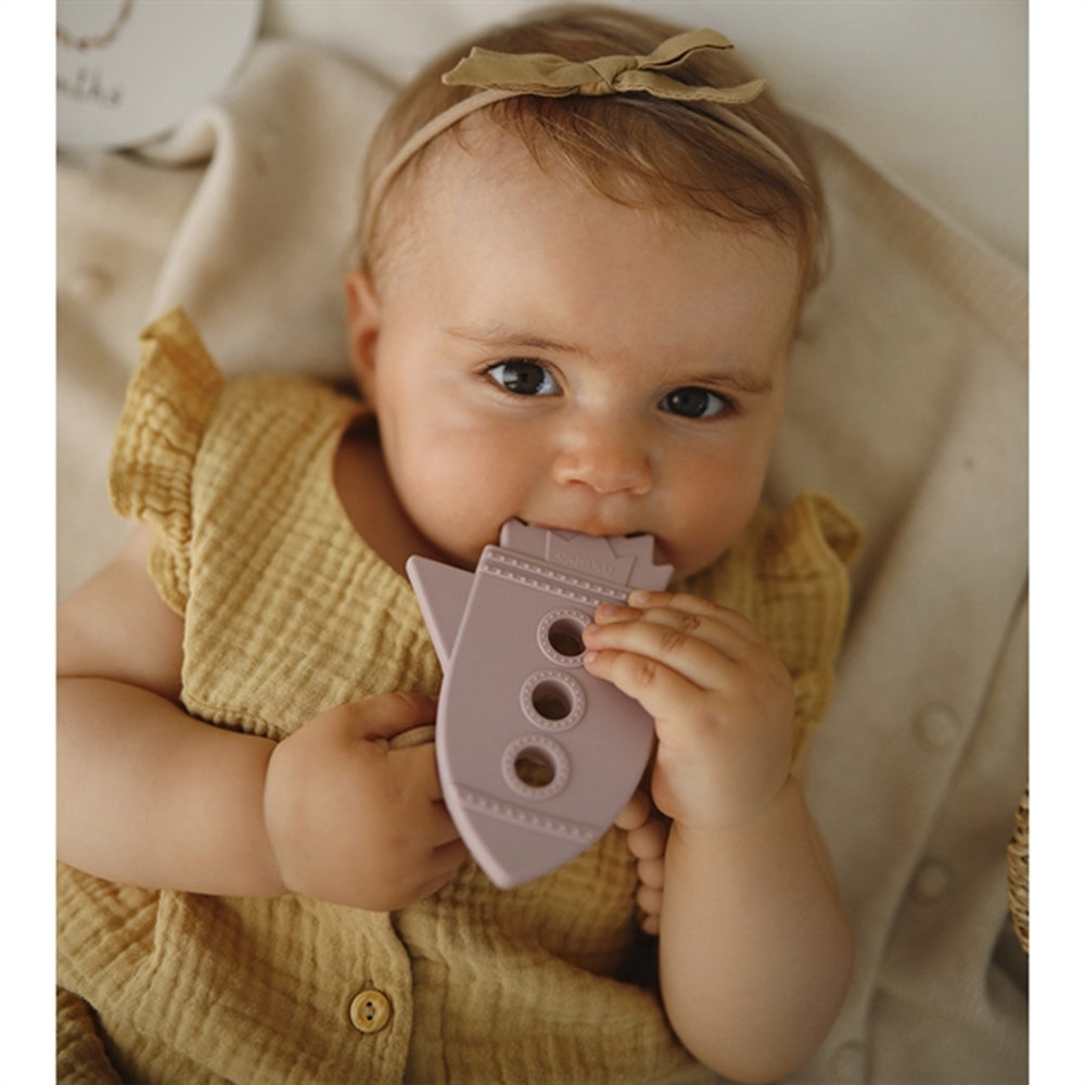 Bidering Rocket Soft Lilac - Mushie → Luksusbaby.dk