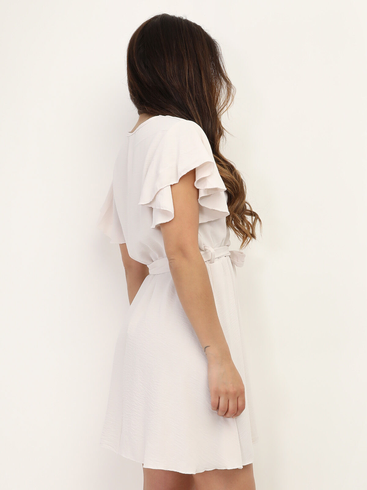 Robe cache-cœur ceinturée à volants- Beige