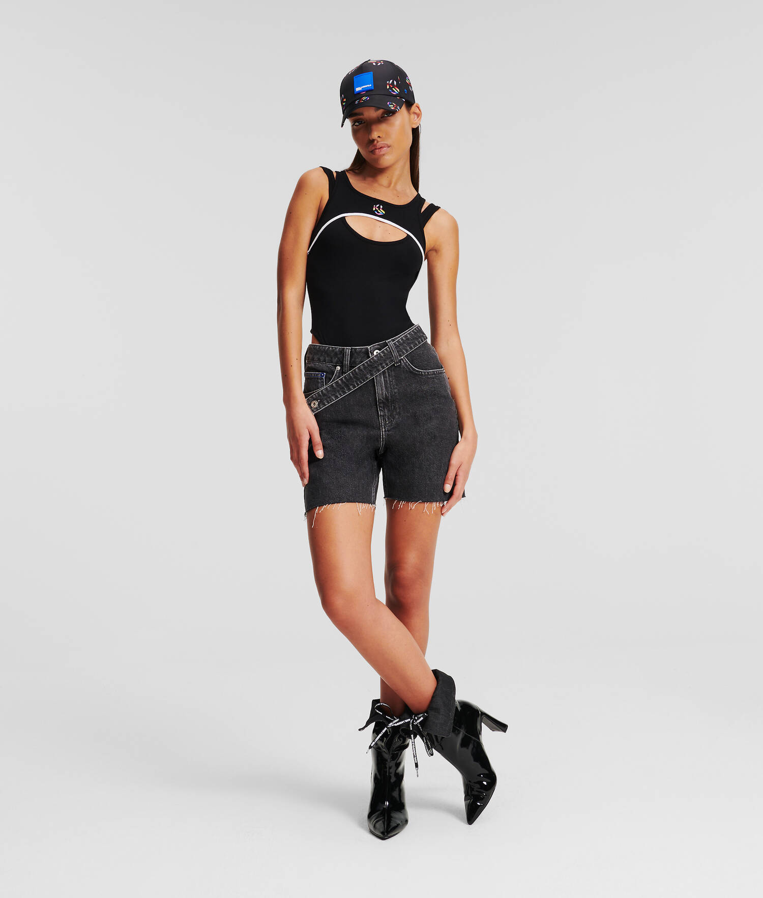 SHORT EN DENIM FUSELÉ TAILLE HAUTE KLJ