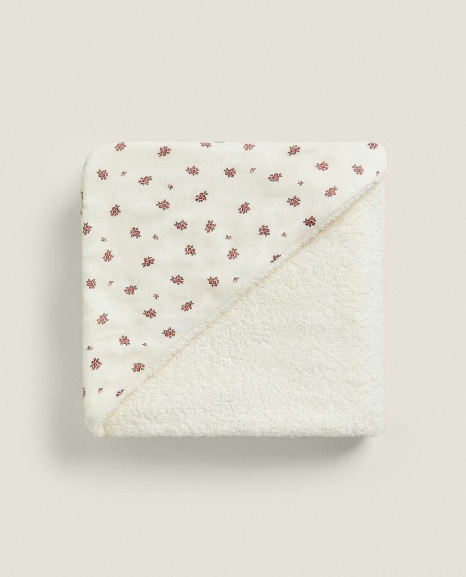 TOALHA INFANTIL COM CAPUZ E ESTAMPA FLORAL