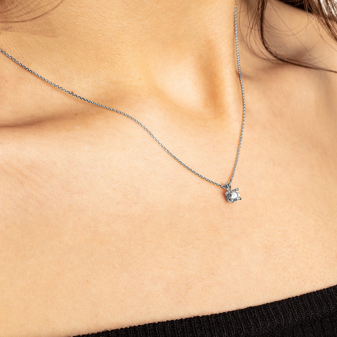 Collier mit Anhänger 750/18 K Weissgold mit Diamant 0.30 ct H/si