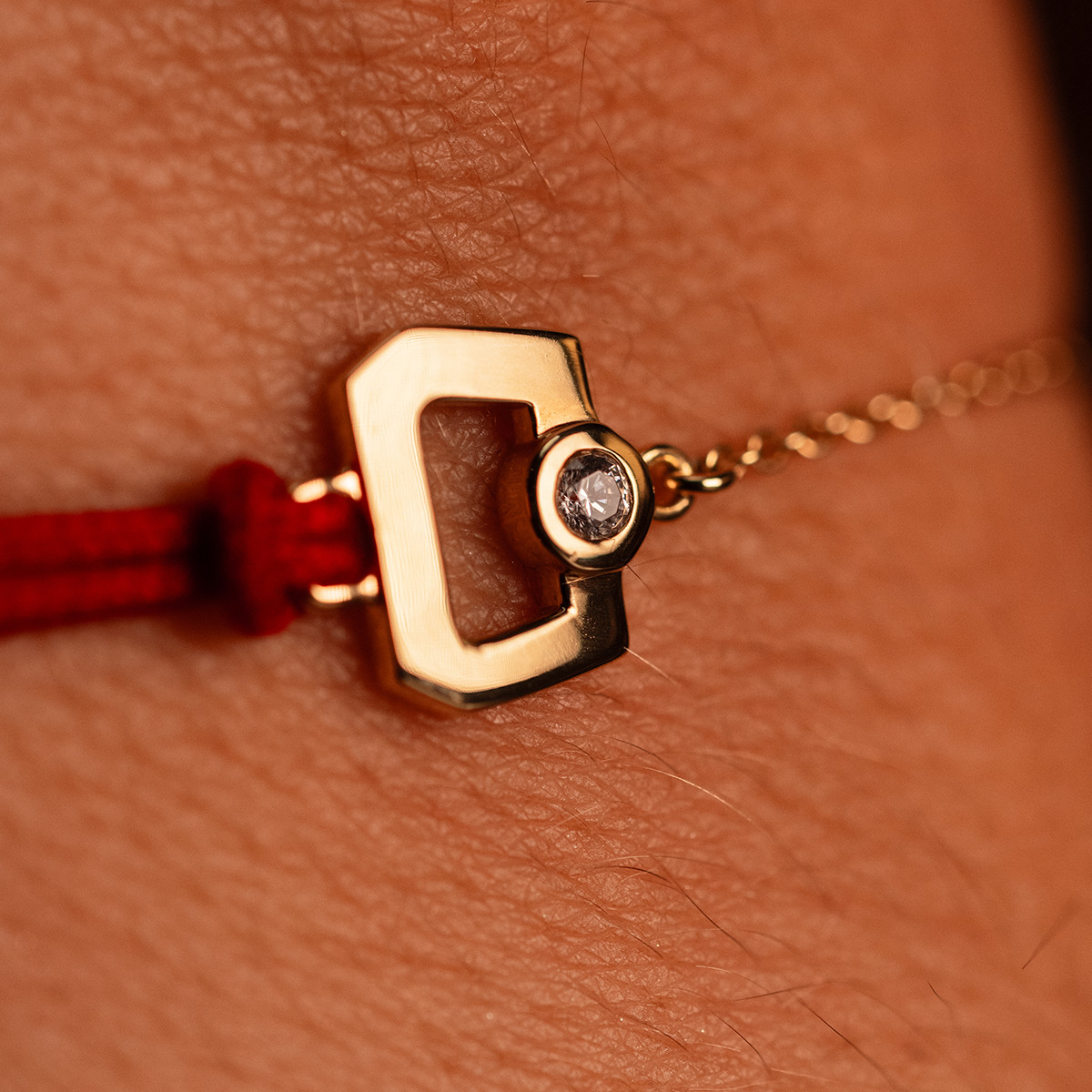 Bracelet boucle chaine or recyclé 750 jaune diamant et cordon rouge 18cm