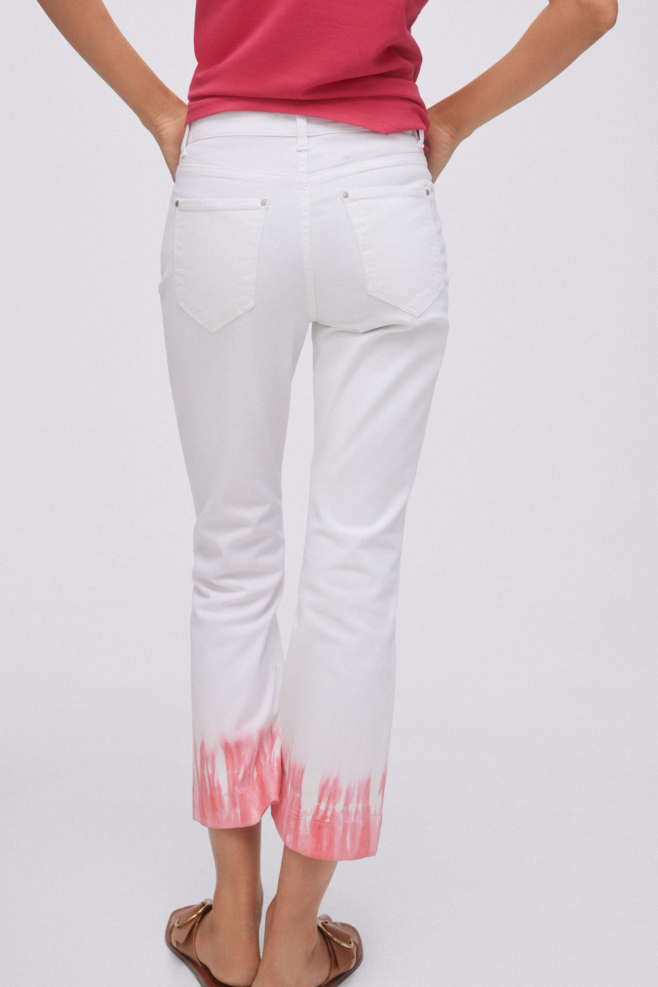 Calça jeans tie-dye com cinco bolsos e modelagem flare - Raw