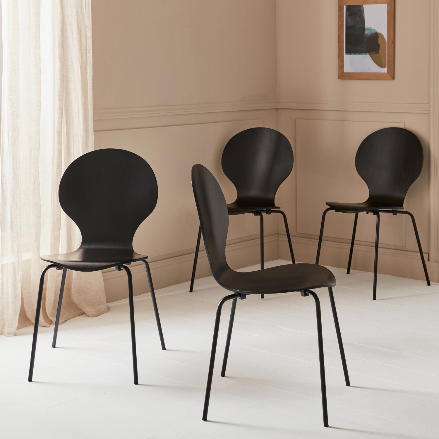 Lot de 4 chaises noires rétro empilables. Bois d'hévéa et contreplaqué. Pieds en acier. Naomi. L 43 x p 48 x h 87cm