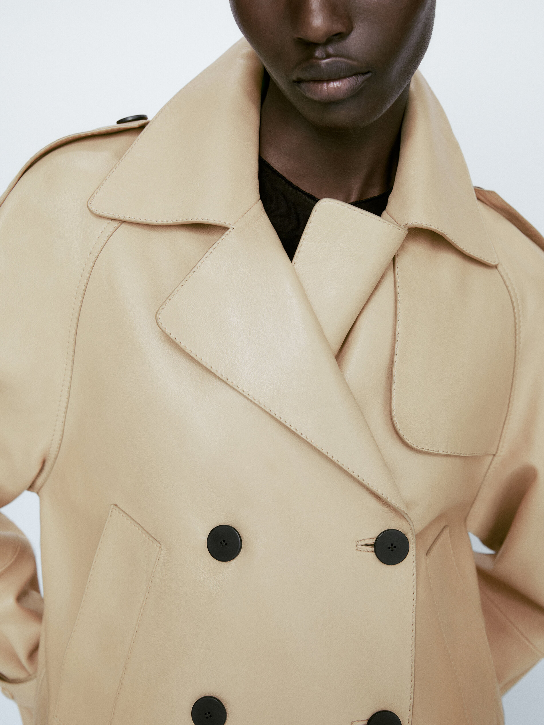 Jaqueta cropped de couro estilo trench coat - BEGE