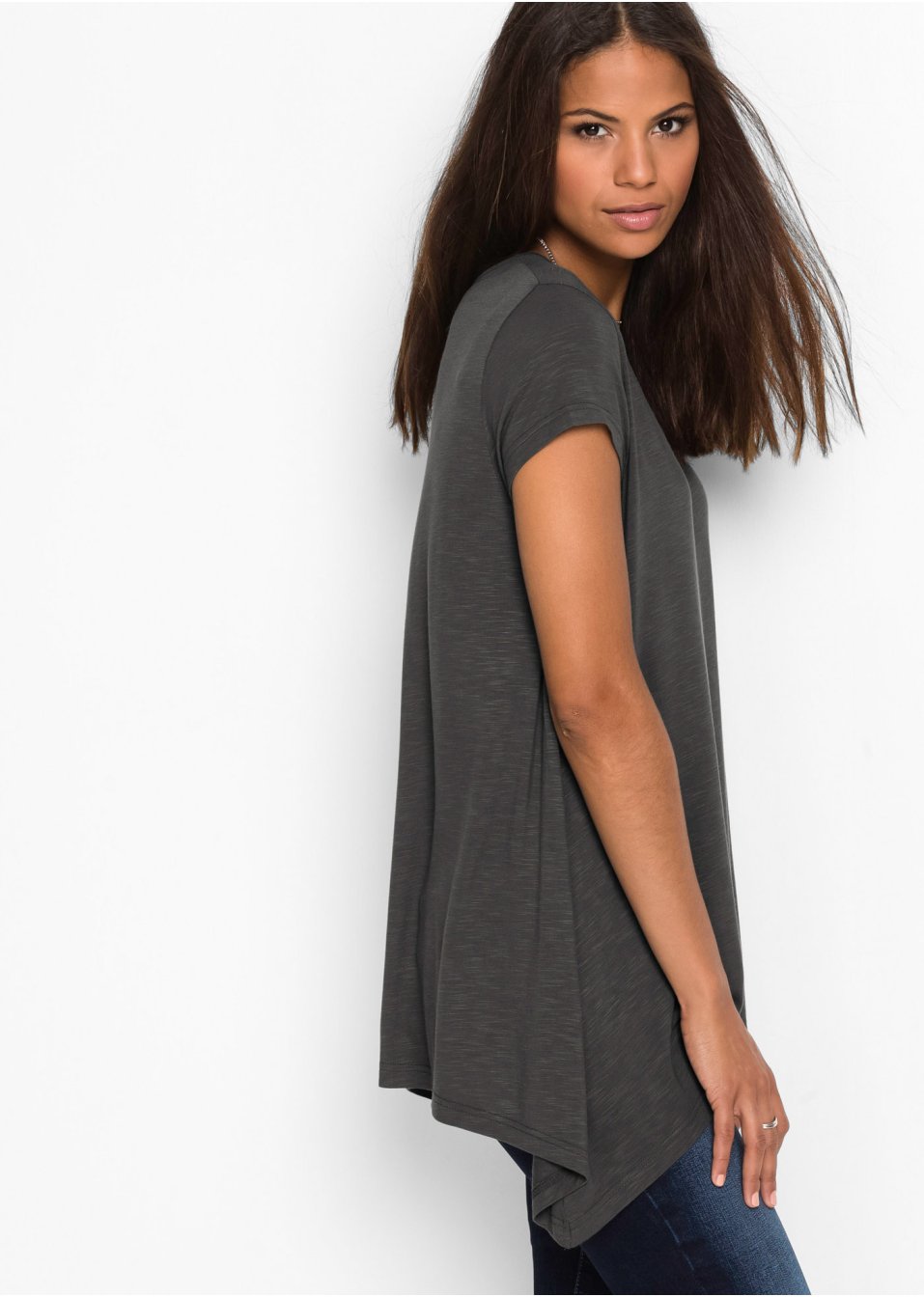 T-shirt à la longueur asymétrique