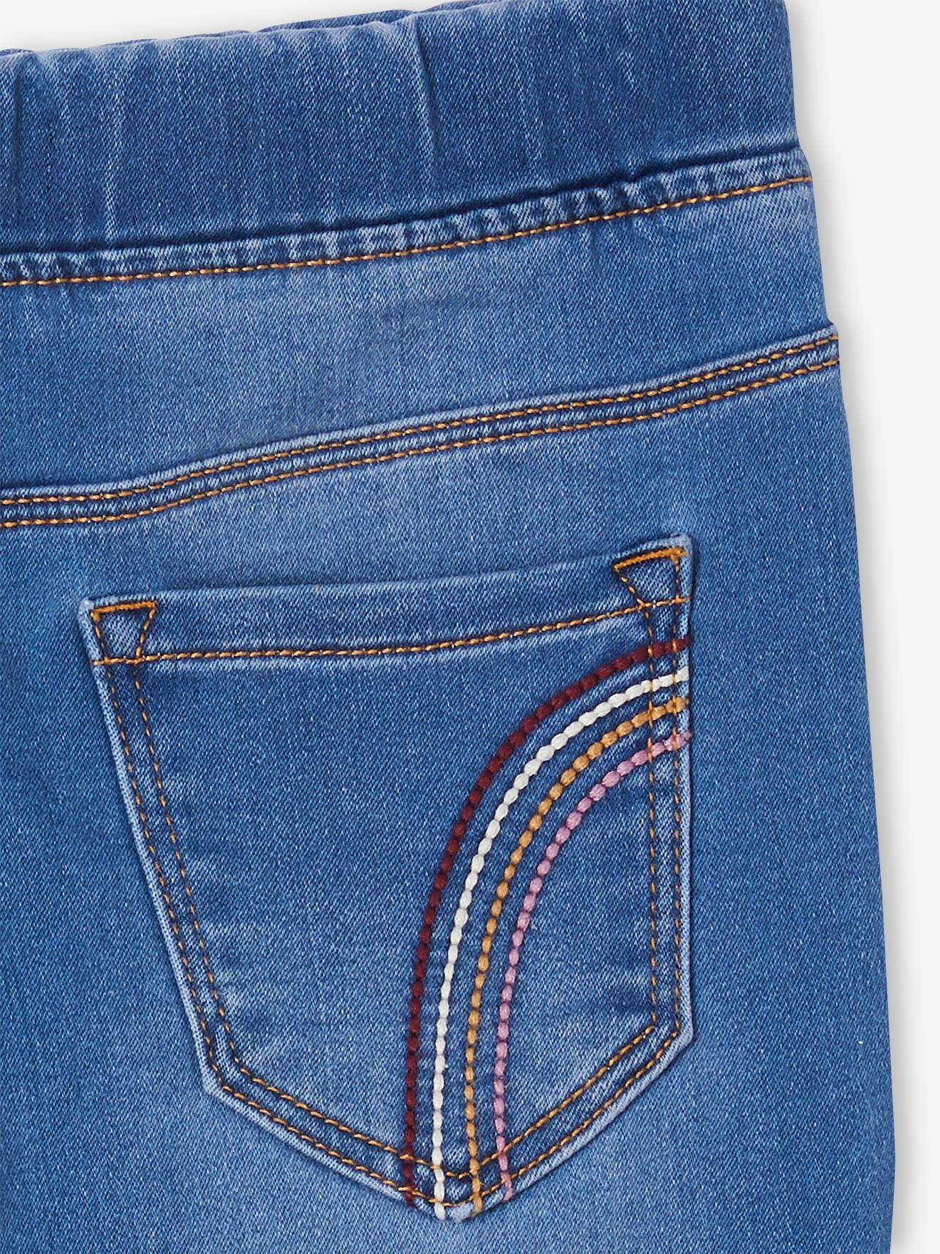 Calça legging feminina em tecido atoalhado bordado com efeito jeans, na cor cinza jeans.