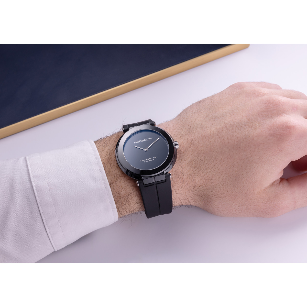 Montre MICHEL HERBELIN Newport homme automatique, bracelet silicone noir