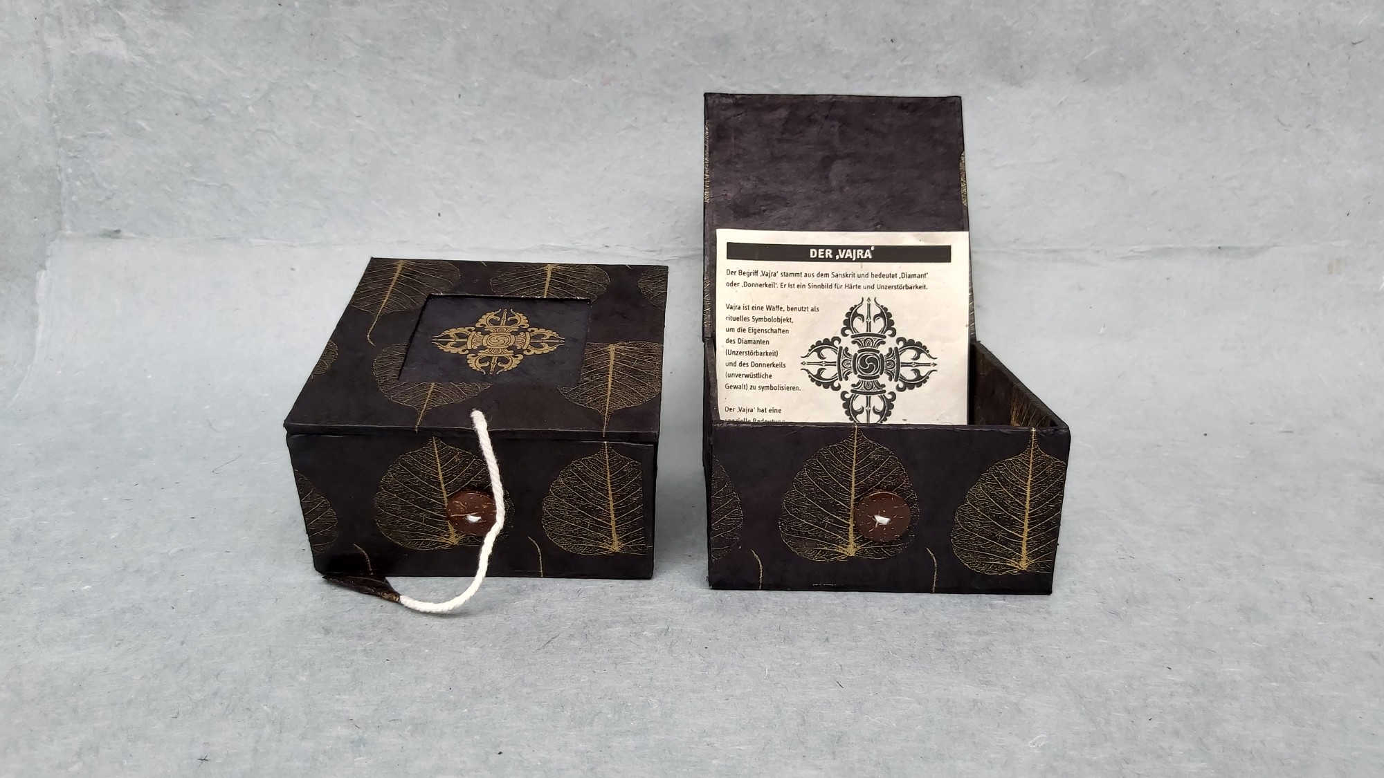 Lokta Box Peepal Vajra, schwarz, T 11 cm, B 11 cm, H 5,5 cm von fischer's lagerhaus