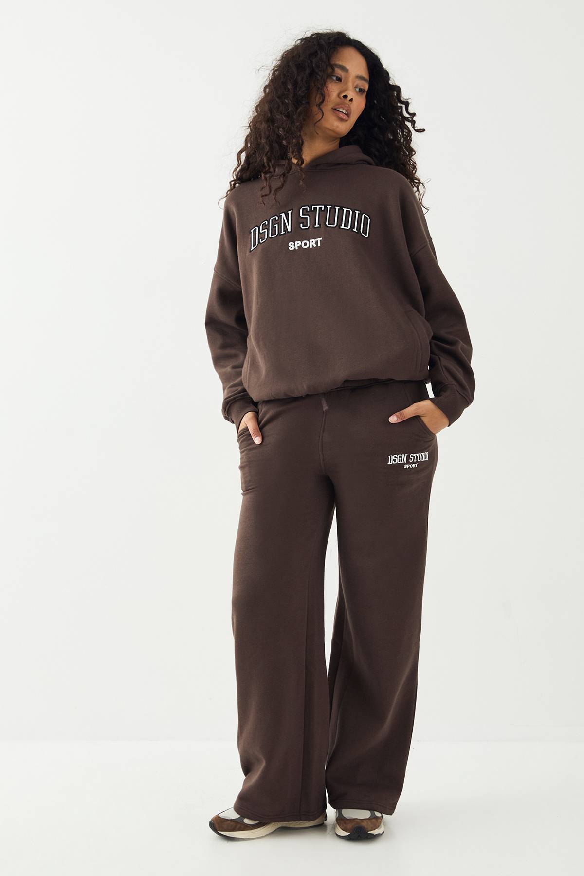 Jogging Droit DSGN Studio avec Appliqué Universitaire