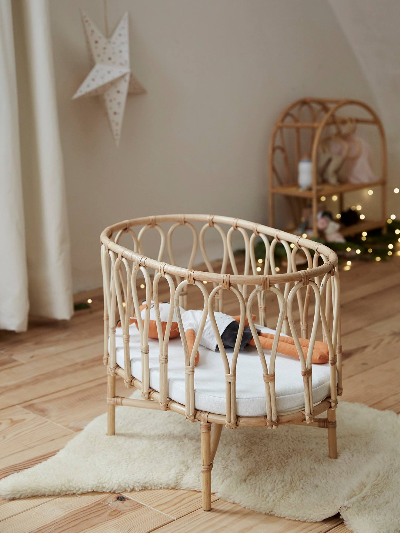 Cama de boneca em rattan bege