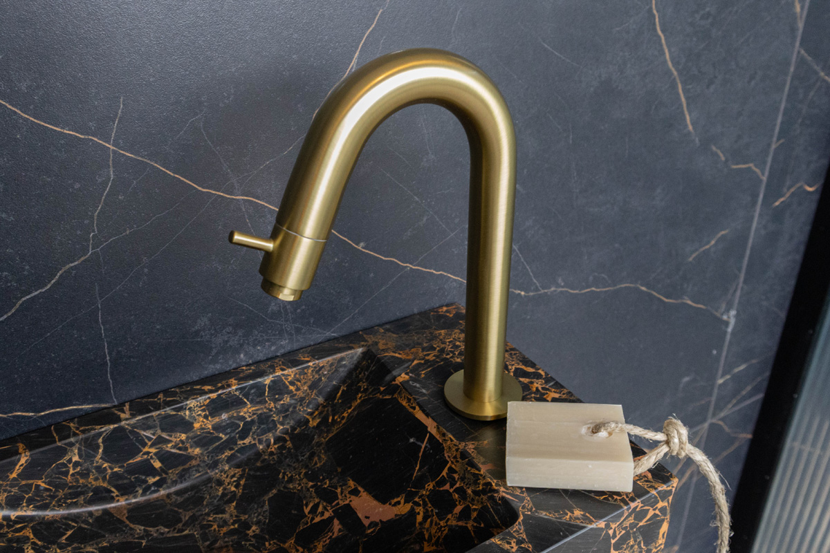 Saniclear Athens Portoro Gold fonteinset met gebogen kraan in geborsteld messing