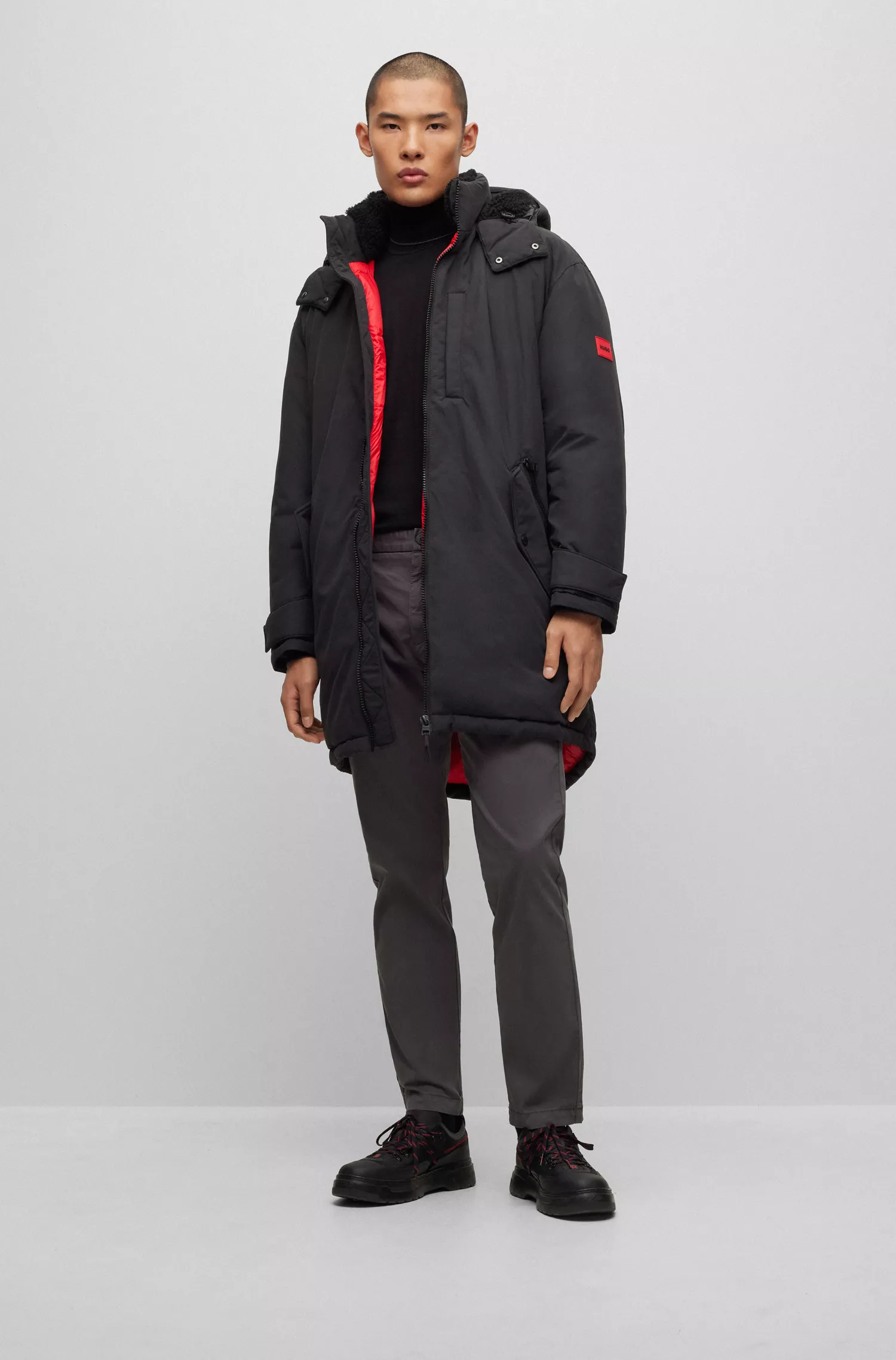 Jaqueta parka HUGO vermelha, repelente à água, com cauda de peixe e emblema com o logotipo.