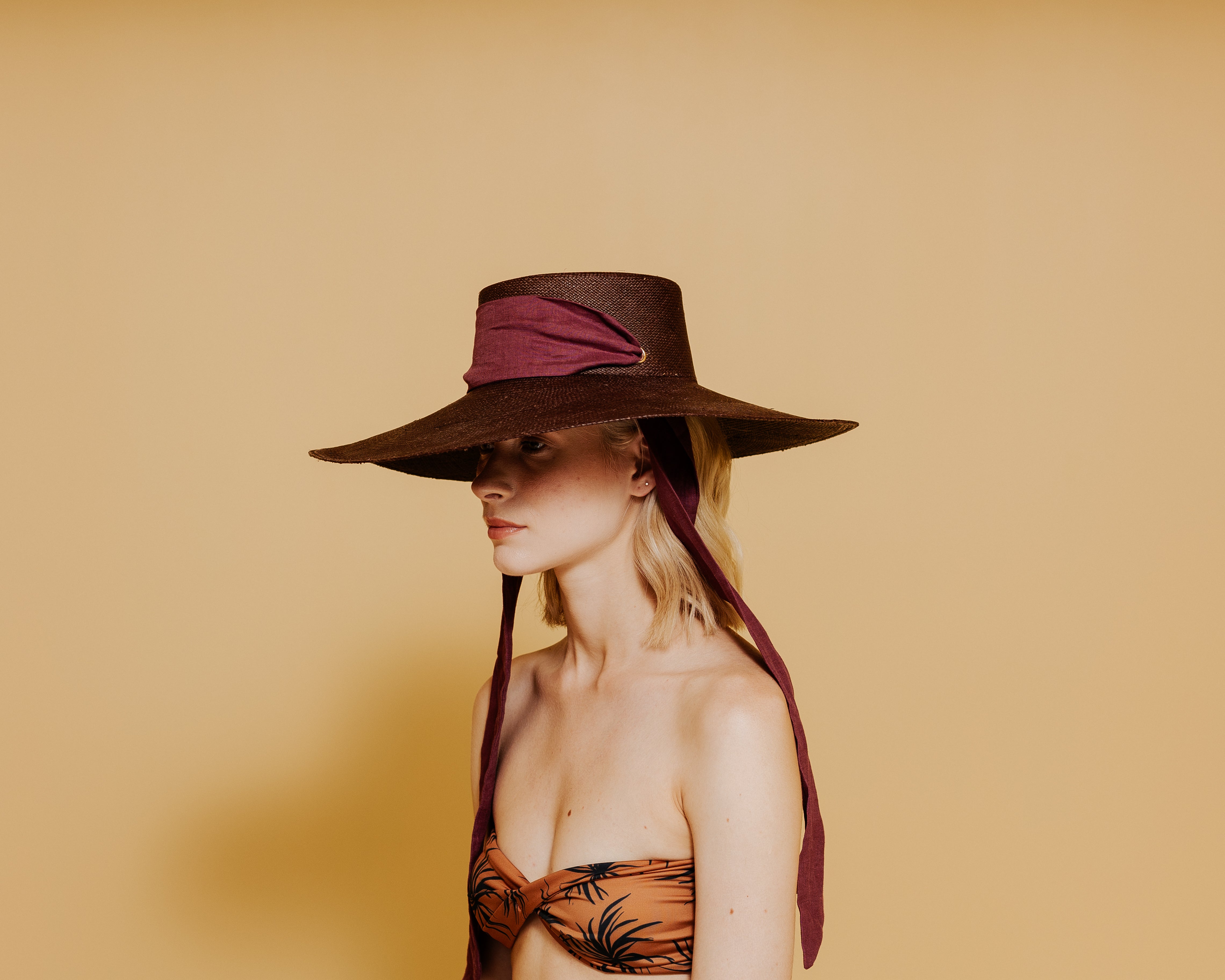 Chapeau en cordovan à bord extra long avec ruban gros-grain ajustable