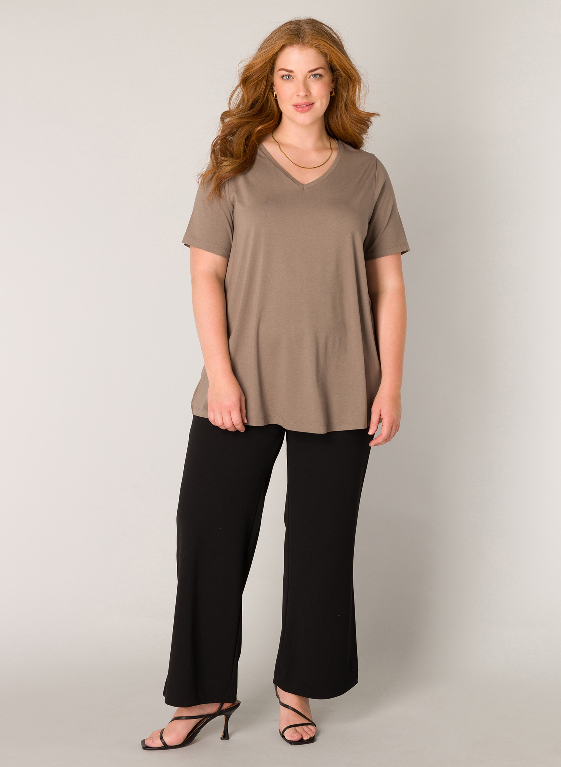 Base Level Curvy T-Shirt »Alba« mit V-Ausschnitt
