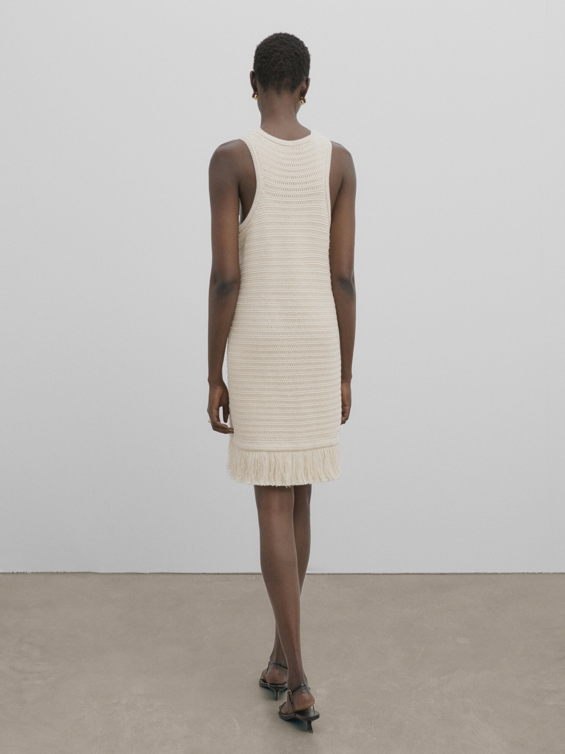 Vestido curto em crochê com ponto flecos - Studio - BEGE