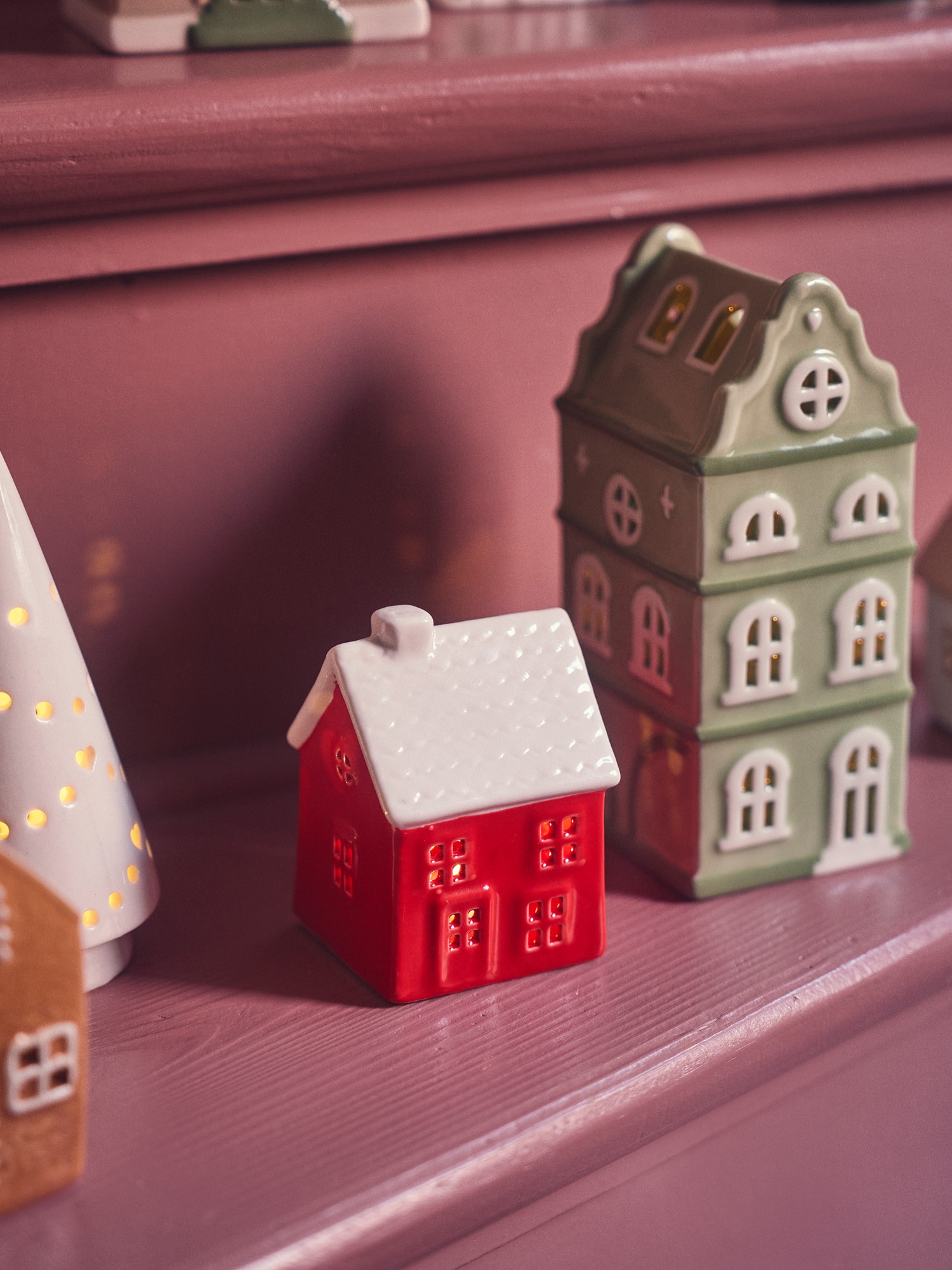 Dekorativt hus med LED | Porcelæn. 6 x 5,8 x 9 cm. | Red