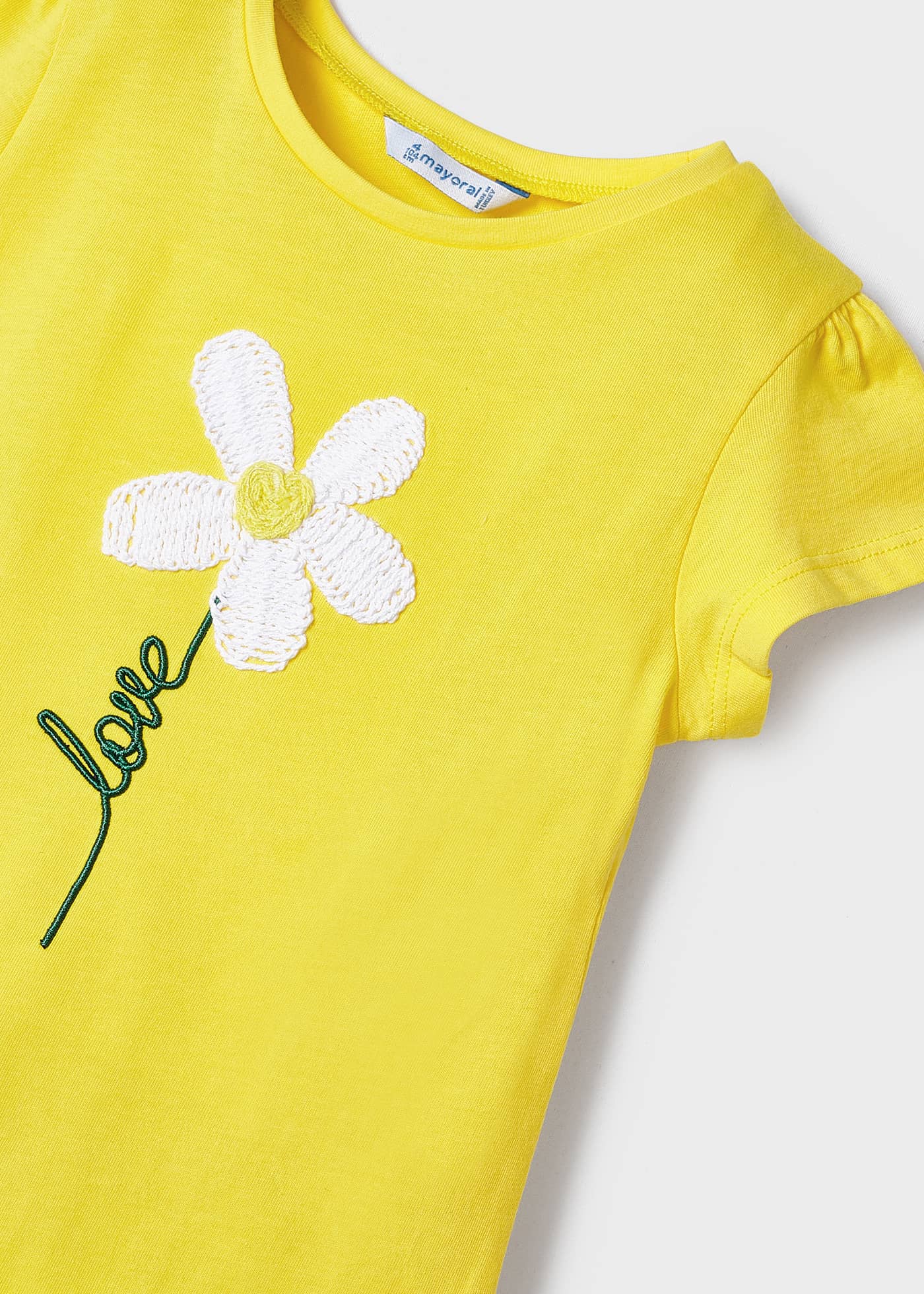 Camiseta feminina de algodão de manga curta com estampa bordada.