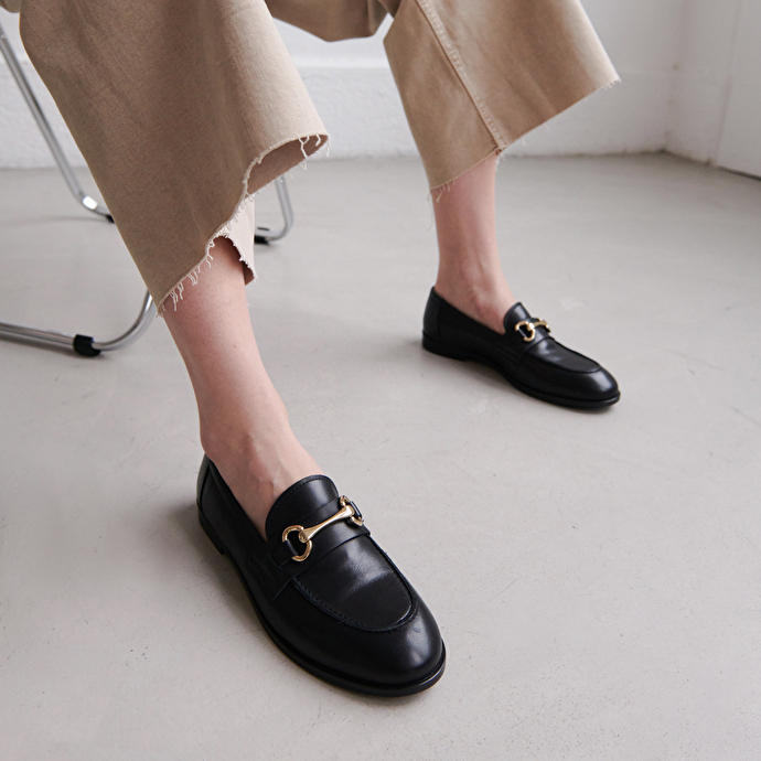 Mocassins à mors dorés  en cuir noir