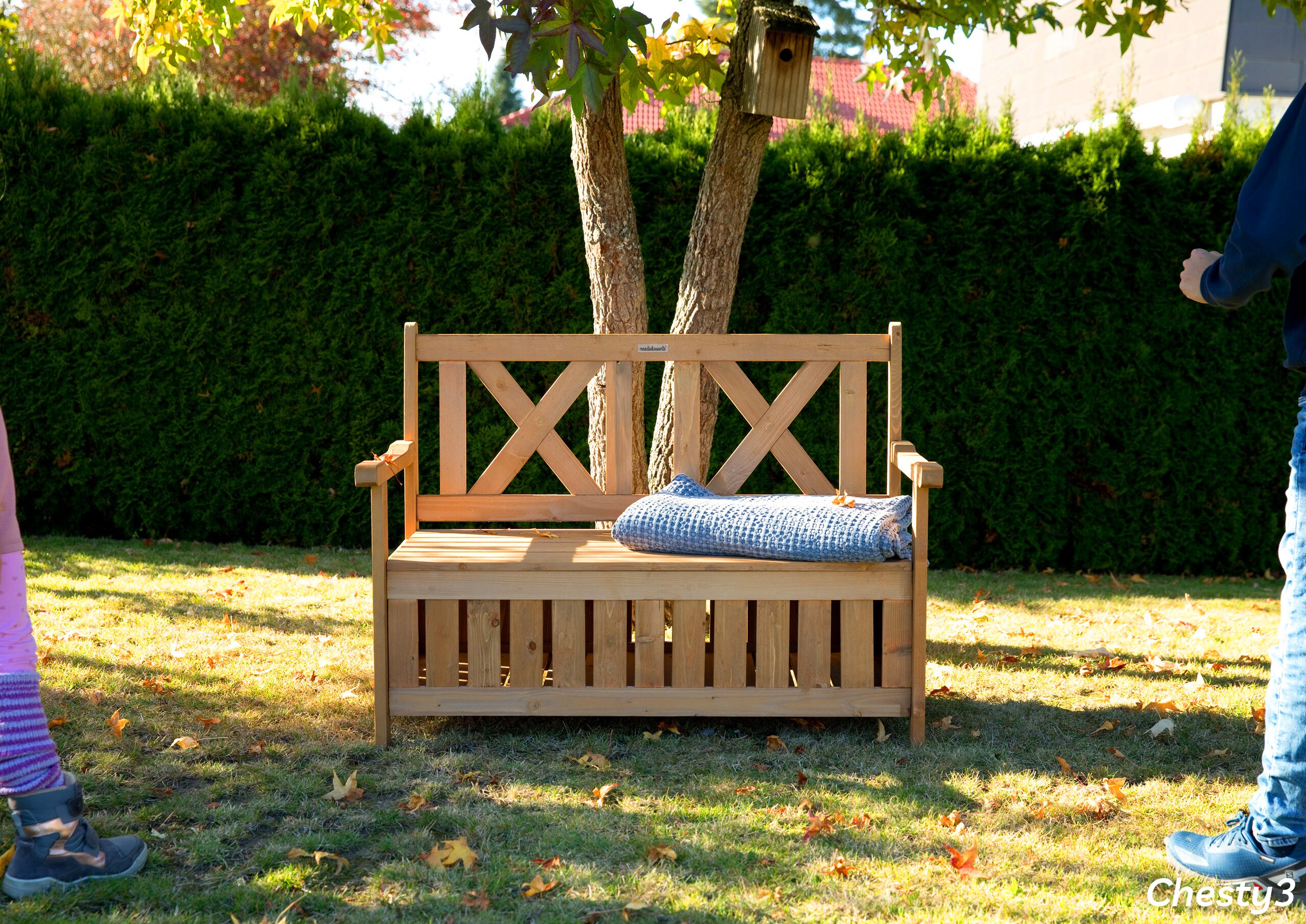 needs&wants® Gartenbank Holz wetterfest mit Stauraum und Abdeckung, 2-Sitzer Truhenbank Holzbank klassisch, Parkbank Sitzbank massiv Garten Outdoor mit Truhe, Naturholz Massivholz, dunkel-braun