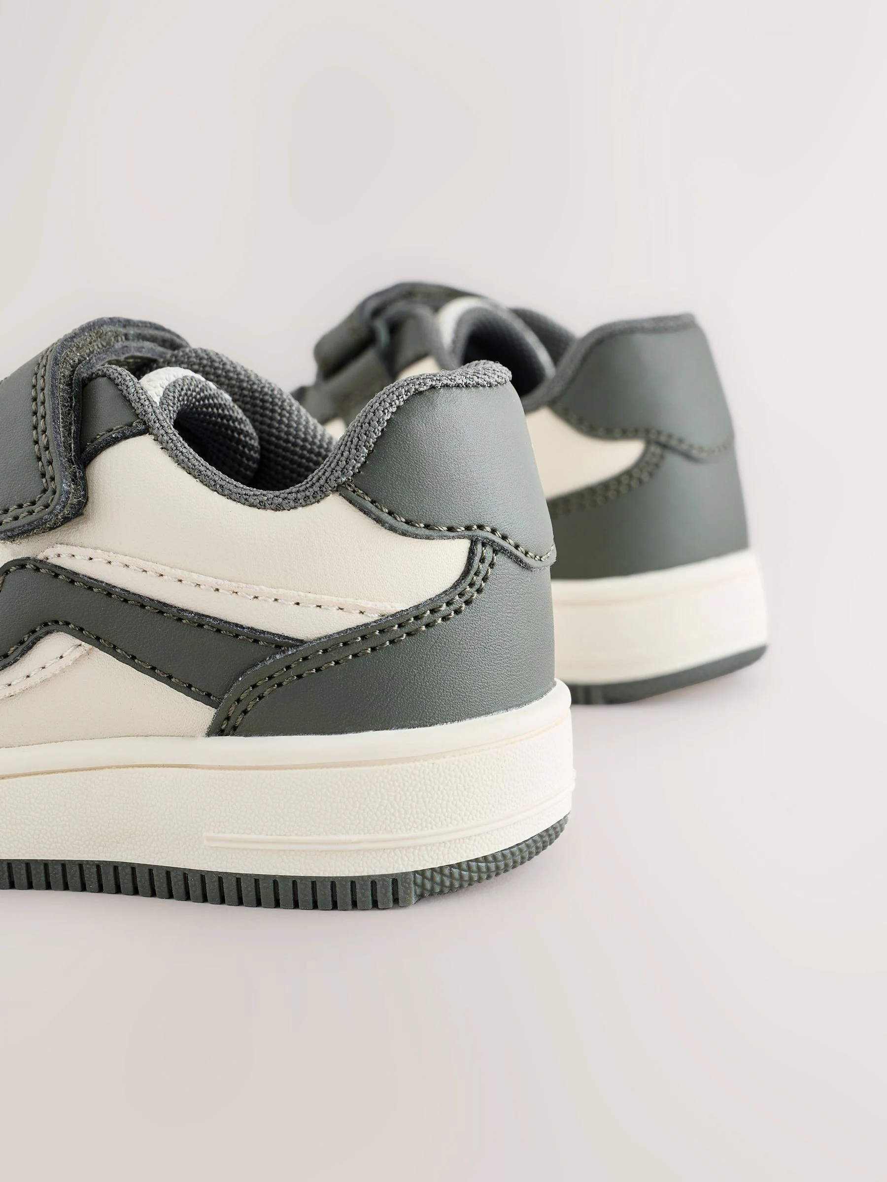 Kakigroen - Sneakers met klittenbandsluiting en elastische veters