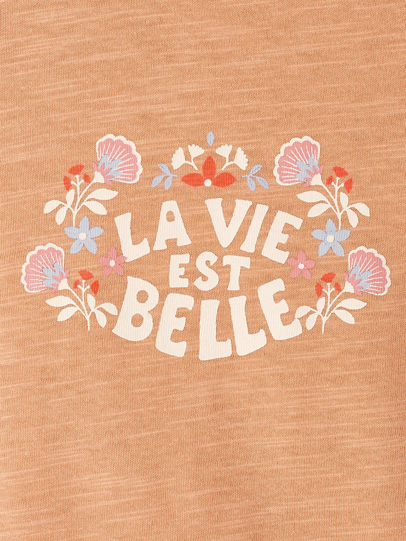 Camiseta laranja para bebê com mangas franzidas.