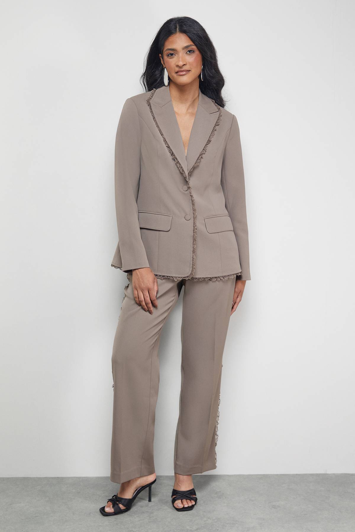 Warehouse Blazer Oversize à Boutonnage Simple avec Finitions en Dentelle à Volants