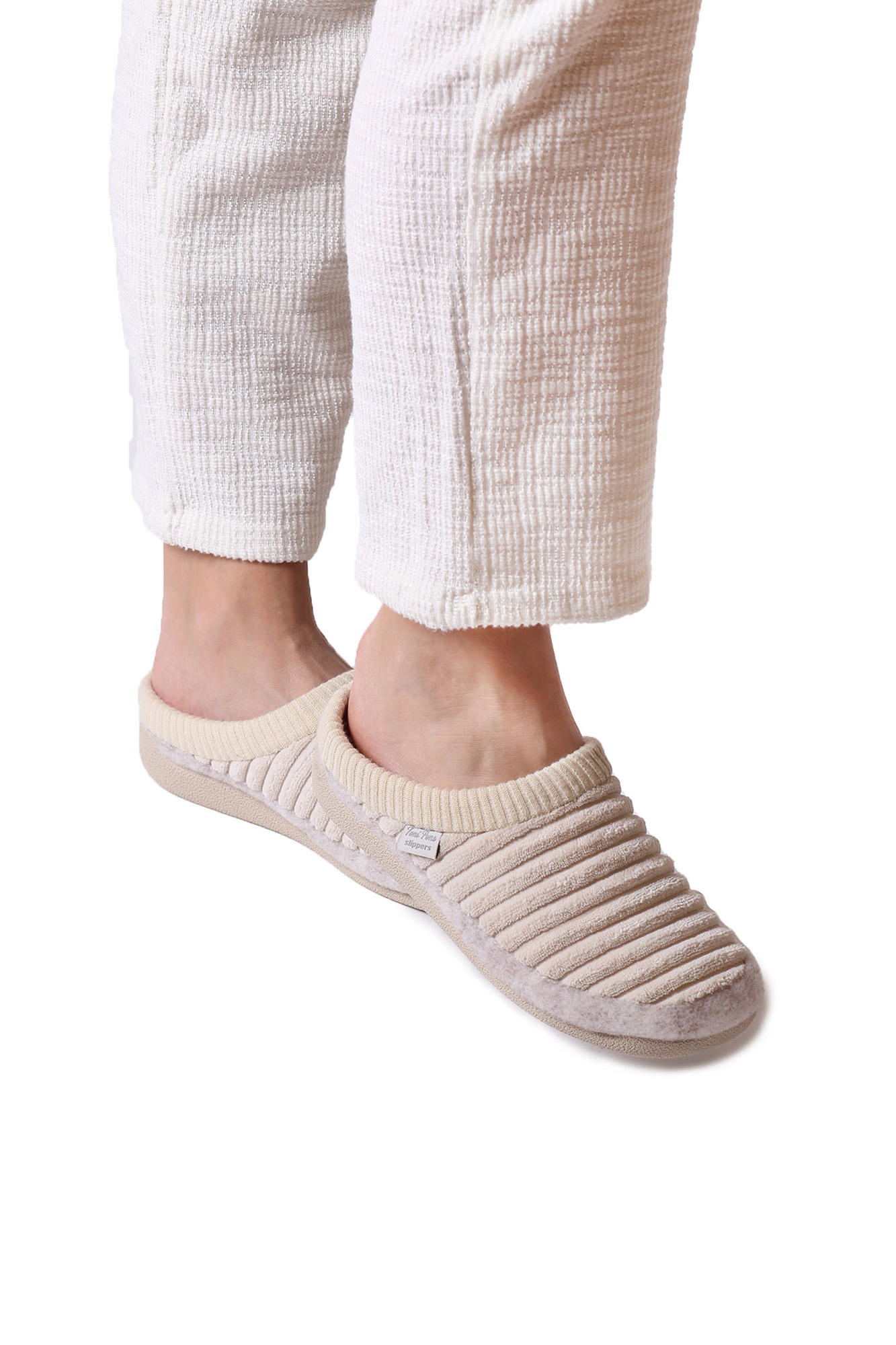Pantufa feminina em feltro e pele sintética na cor cru.