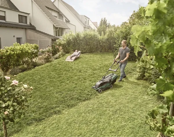 [OUTLET] - Bosch EL PLÆNEKLIPPER ADVANCED ROTAK 750