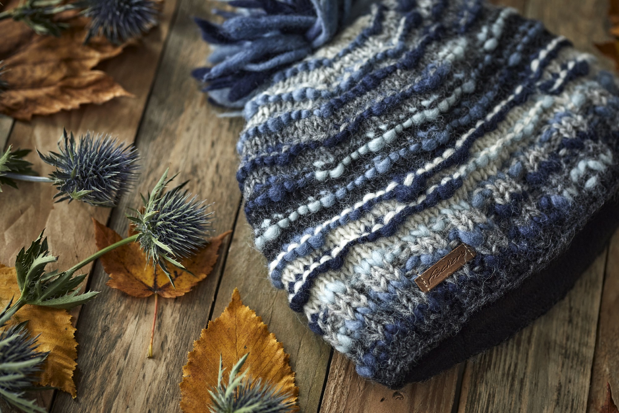 Bommelmütze blau-grau, handgestrickt in Nepal günstig bestellen