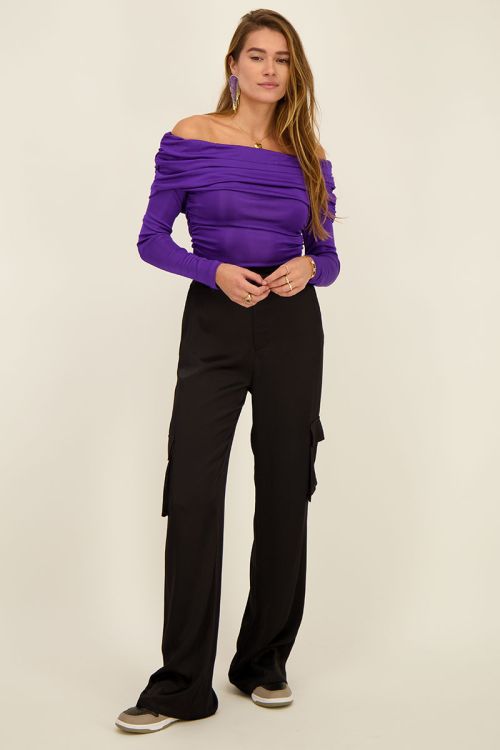 Paarse glanzende off-shoulder top gedrapeerd