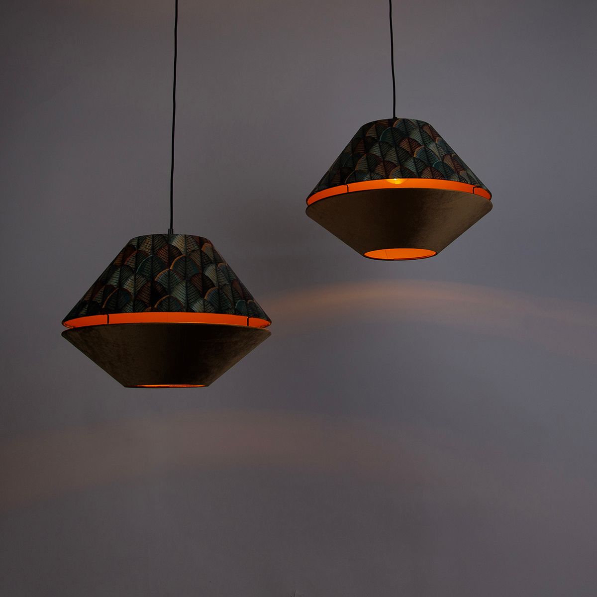 Hanglamp zwart met dubbele velours lampenkap blad dessin en beige 2-lichts - Cava Luxe