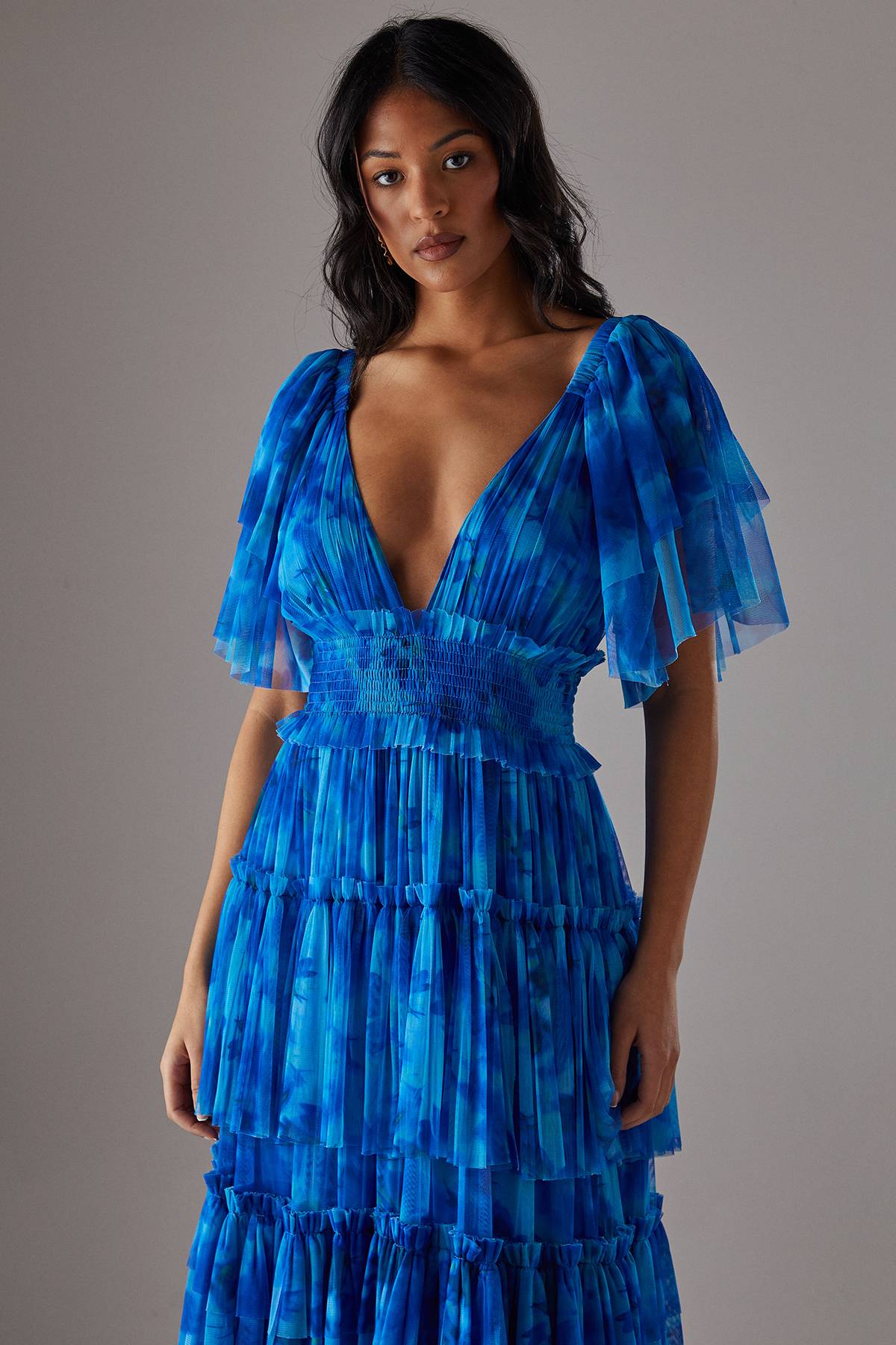 Warehouse Robe Longue Étagée en Tulle Floral à Décolleté Plongeant et Manches Volantées