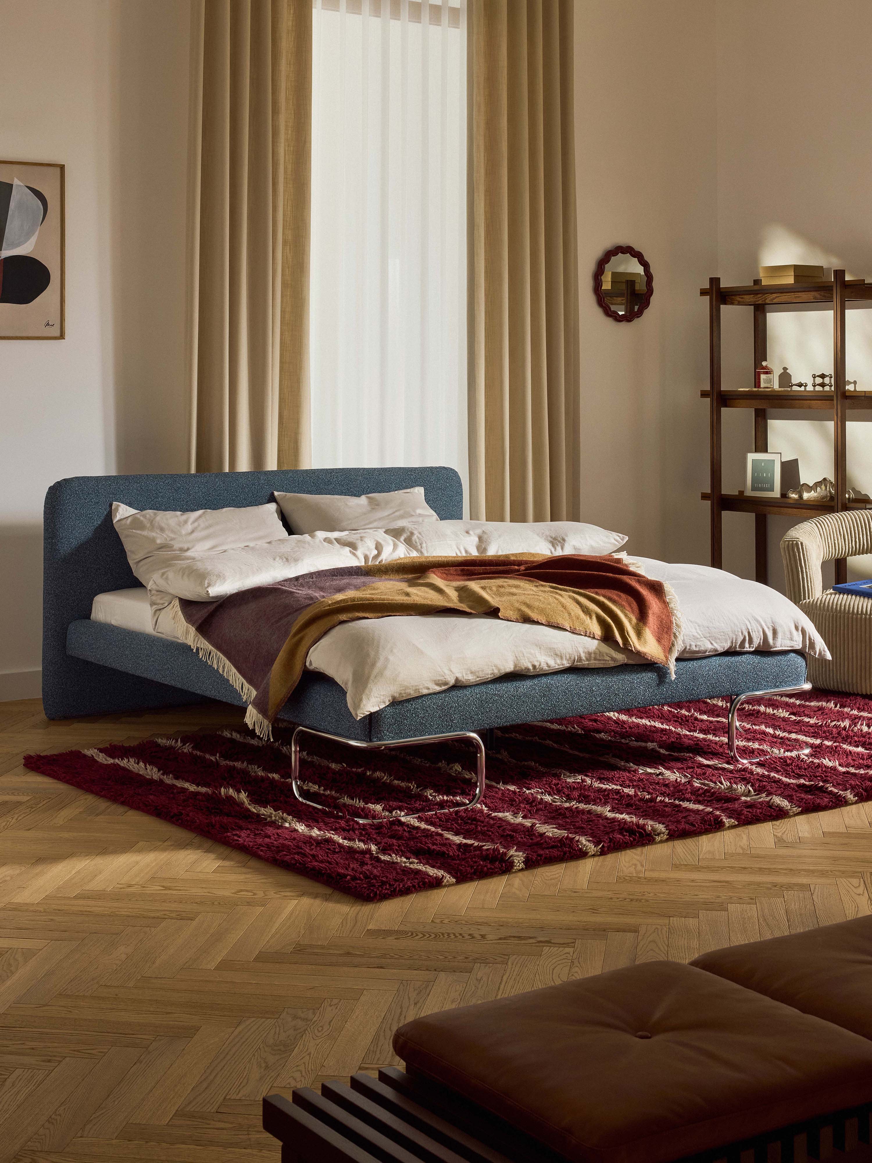Bouclé gestoffeerd bed Olina met metalen poten
