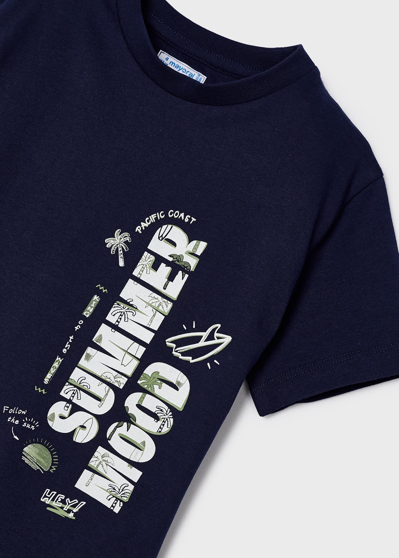 Conjunto de duas peças para meninos, confeccionado em algodão sustentável.