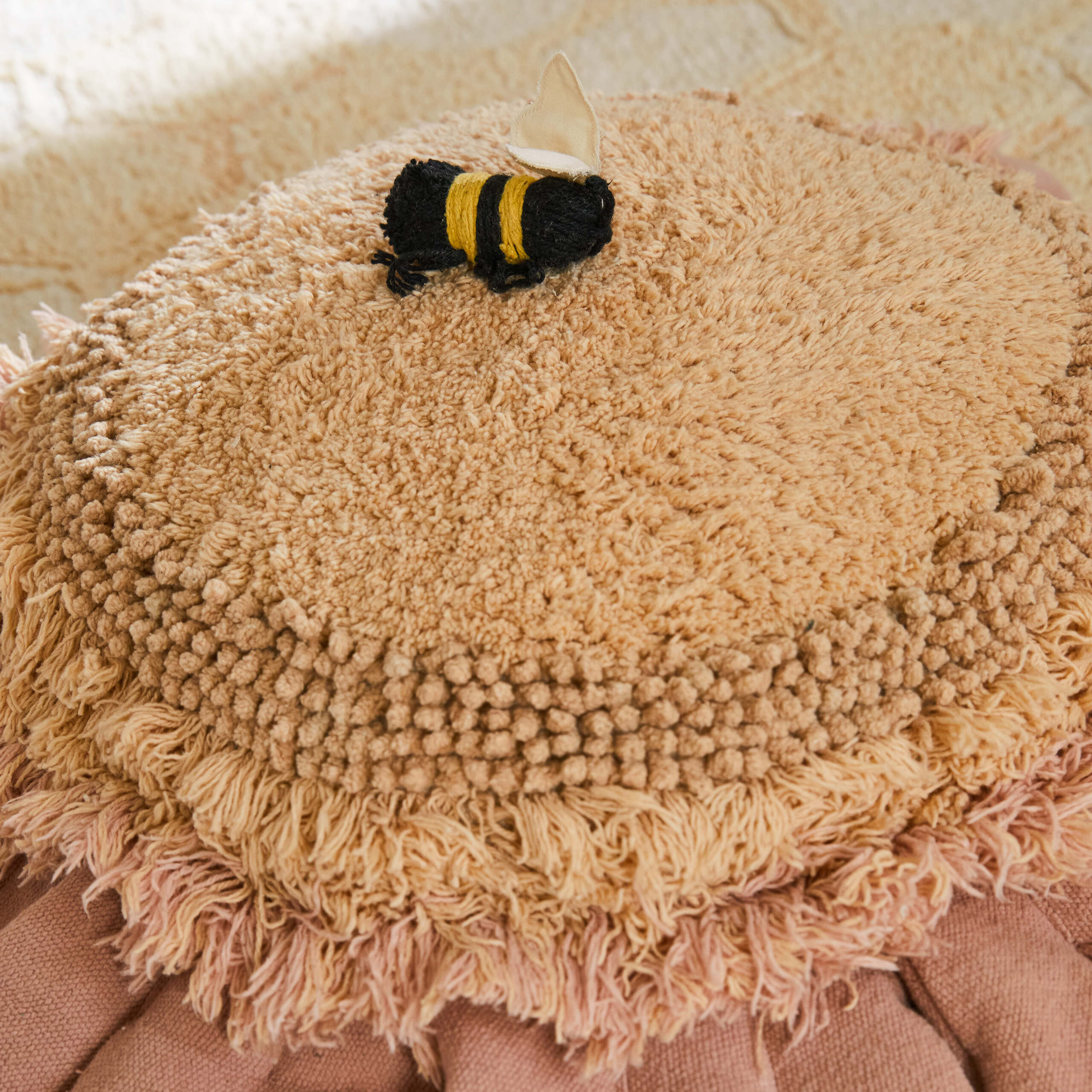 MARGUERITE ROSE - Coussin de sol en coton | Doré