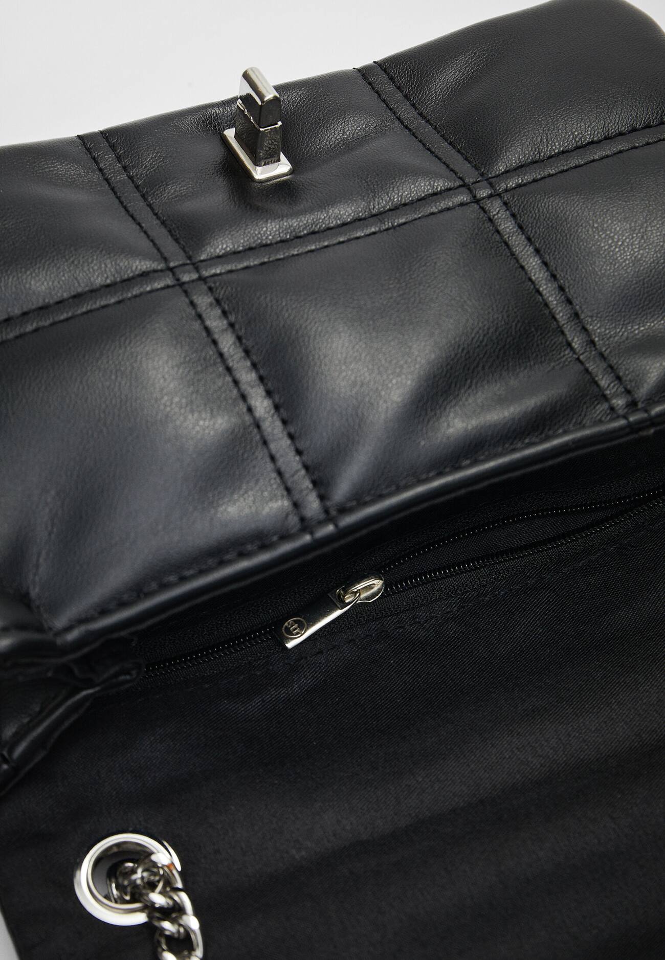 Bolsa transversal acolchoada com fecho