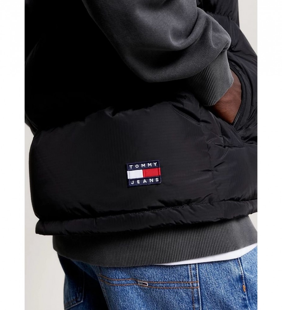 Colete Tommy Jeans Alaska acolchoado com capuz, preto