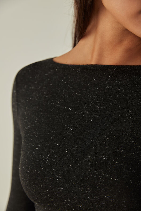Camiseta leve de gola redonda em modal com detalhes em cashmere lamê.