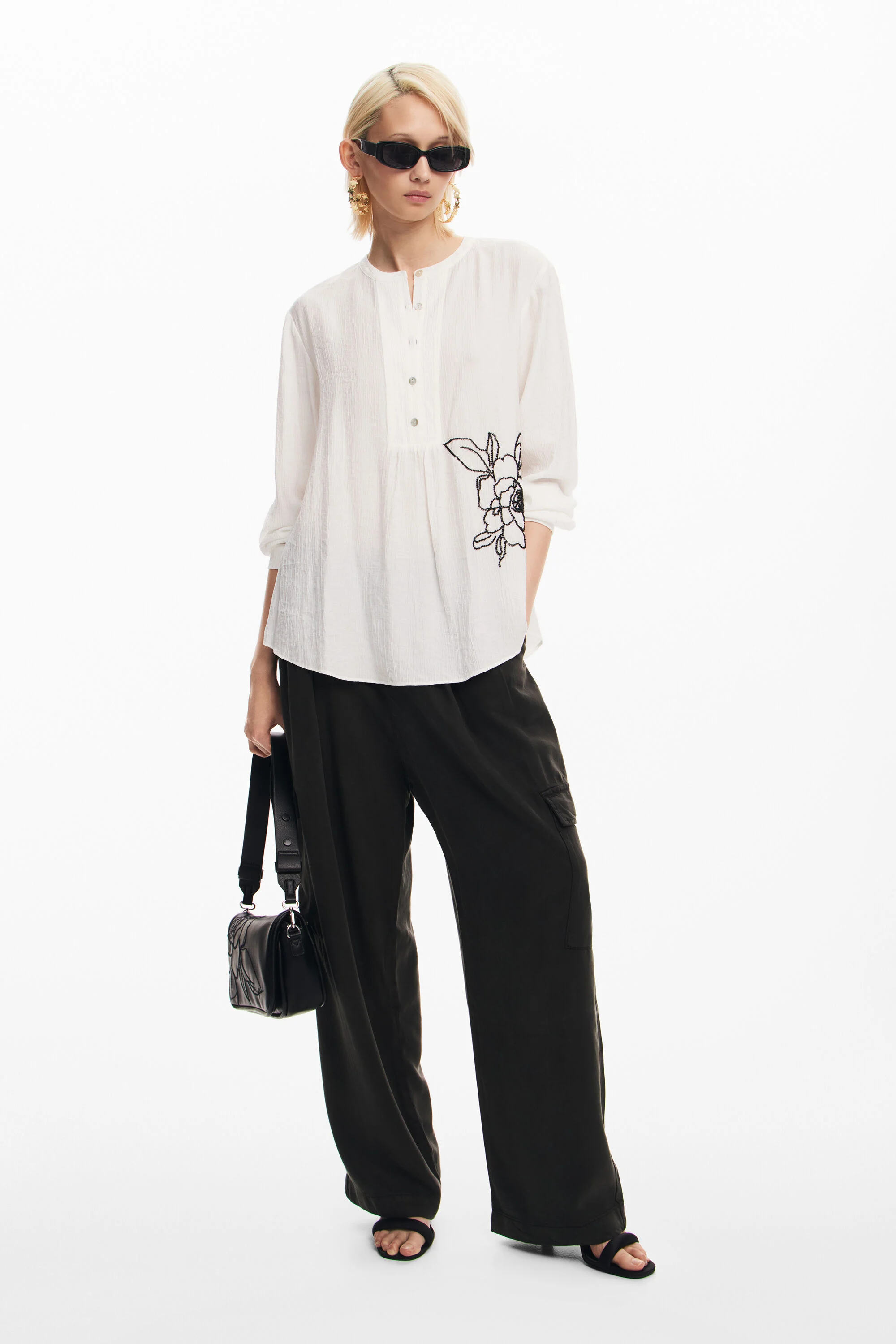 Blusa flor bordada