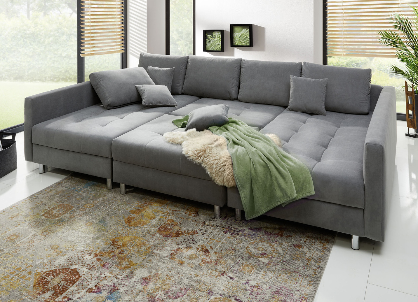 Polstermöbel mit Hocker und Kissen